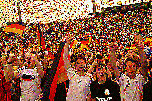 Die Fubßball-Party im Olympiastadion geht weiter.