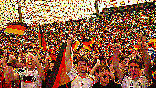 Die Fubßball-Party im Olympiastadion geht weiter. Die Fubßball-Party im Olympiastadion geht weiter.