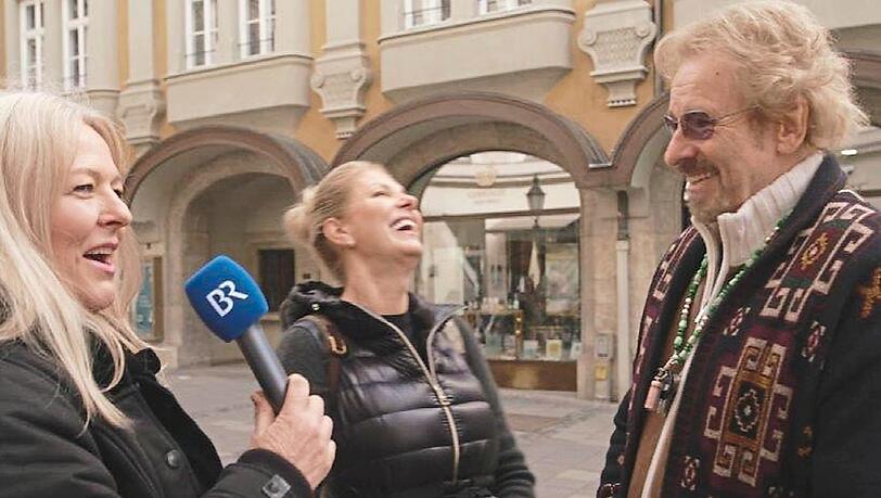 Gute Ratelaune: Show-Liebling Thomas Gottschalk macht spontan gern beim "Host mi?"-Quiz mit, seine Karina amüsiert's. Gute Ratelaune: Show-Liebling Thomas Gottschalk macht spontan gern beim "Host mi?"-Quiz mit, seine Karina amüsiert's.