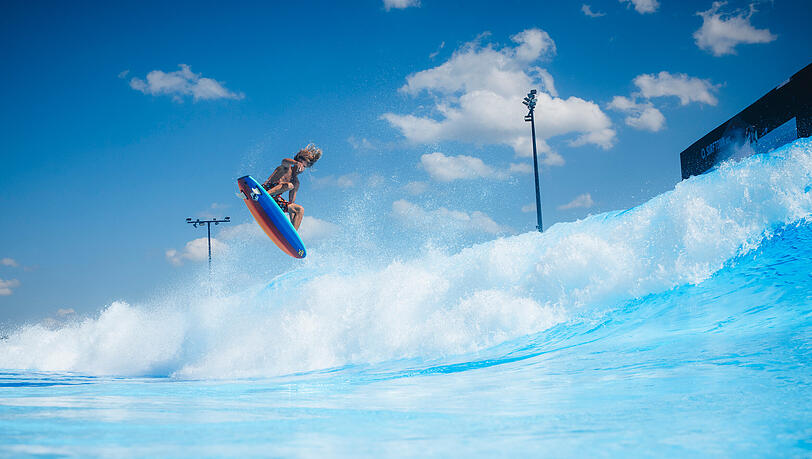 Hier erwartet Sie ein besonderes Surferlbenis: druckvolle Wellen für vertikales Top-to-Bottom Surfen oder hohl brechende Wellen für Barrels. Hier erwartet Sie ein besonderes Surferlbenis: druckvolle Wellen für vertikales Top-to-Bottom Surfen oder hohl brechende Wellen für Barrels.
