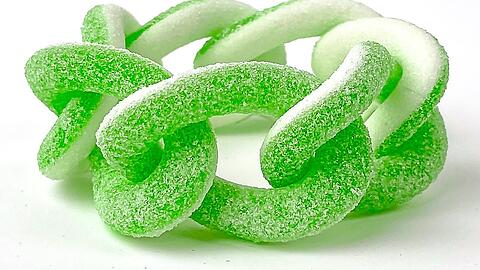 Man meint, die sauren Schlangen zu schmecken, so täuschend echt hat Benedict Haener den Haribo-Stil auf seinen Schmuck übertragen. Weich ist das Armband auch nicht, es besteht aus Glas, Kunstharz und Diamanten - zu sehen in der Galerie Wittenbrink.
