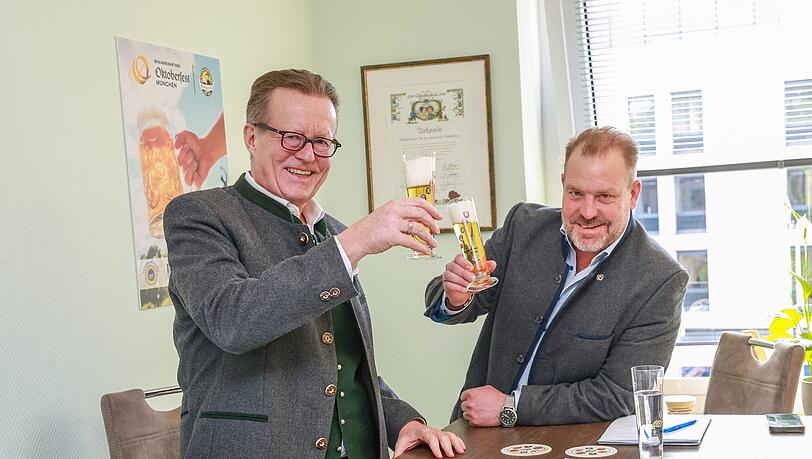 Martin Leibhard (l.) und Andreas Maisberger im Brauerhaus. Die beiden hoffen, dass wieder ein bisserl Ruhe in der Weltpolitik einkehrt und die Menschen wieder zum Essen gehen – und natürlich mehr Bier bestellen.