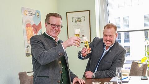Martin Leibhard (l.) und Andreas Maisberger im Brauerhaus. Die beiden hoffen, dass wieder ein bisserl Ruhe in der Weltpolitik einkehrt und die Menschen wieder zum Essen gehen – und natürlich mehr Bier bestellen.