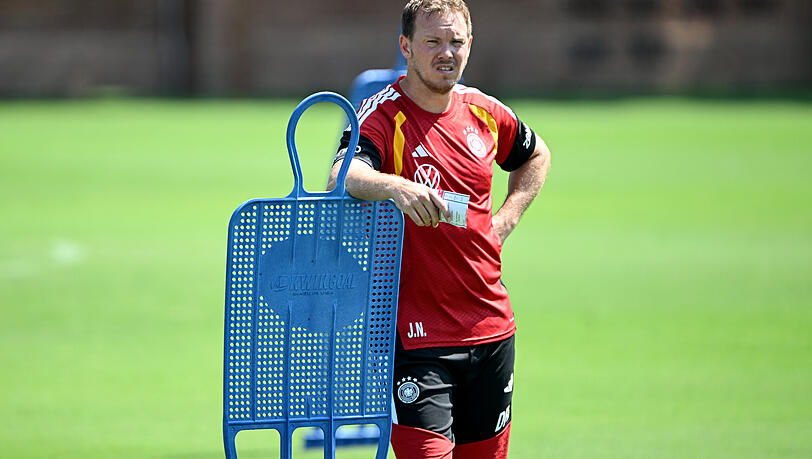 Bundestrainer Julian Nagelsmann verfolgt das Teamtraining. Bundestrainer Julian Nagelsmann verfolgt das Teamtraining.