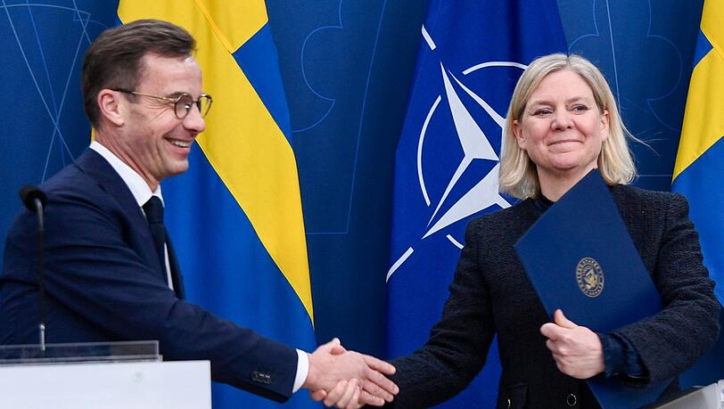 Wer gewinnt das Rennen um die Macht in Schweden - Regierungschef Ulf Kristersson (links) oder Herausforderin Magdalena Andersson (rechts)? (Archivbild) Wer gewinnt das Rennen um die Macht in Schweden - Regierungschef Ulf Kristersson (links) oder Herausforderin Magdalena Andersson (rechts)? (Archivbild)