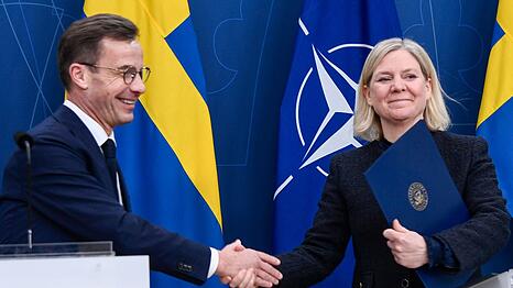Wer gewinnt das Rennen um die Macht in Schweden - Regierungschef Ulf Kristersson (links) oder Herausforderin Magdalena Andersson (rechts)? (Archivbild)