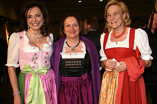 Gut gelaunt: Uschi Dämmrich von Luttitz, Sabine Leutheusser-Schnarrenberger und Susanne Porsche.