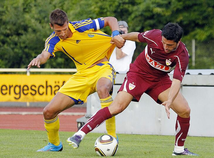 von links: Guillermo Vallori (Zürich) gegen Ciprian Marica (VFB). Vallori soll zum Testen bei den Löwen vorbeischauen.