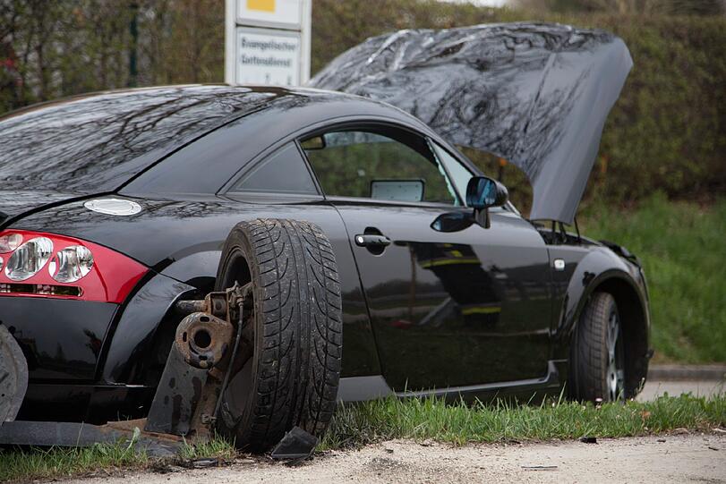 Wo ist der Unfallfahrer? Nach dem Crash am Waginger Kreisverkehr ist nur noch das Wrack des Audi TT da. Der ist komplett zerstört.
