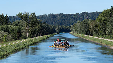Nicht nur Flößer fahren die Isar entlang, auch viele Fische schwimmen in dem Fluss.