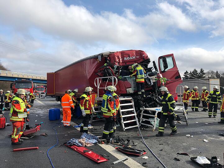 Ein Lastwagen ist am Mittwochmorgen auf der A9 auf einen anderen gekracht. Dabei wurde einer der beiden Fahrer verletzt. Die Feuerwehr musste ihn aus dem Führerhaus befreien.