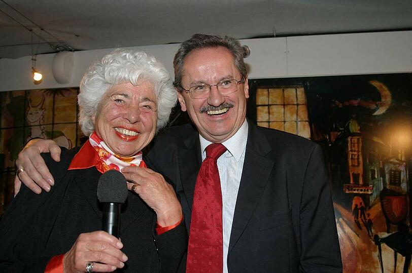 Die Schwabinger Gisela und OB Christian Ude.