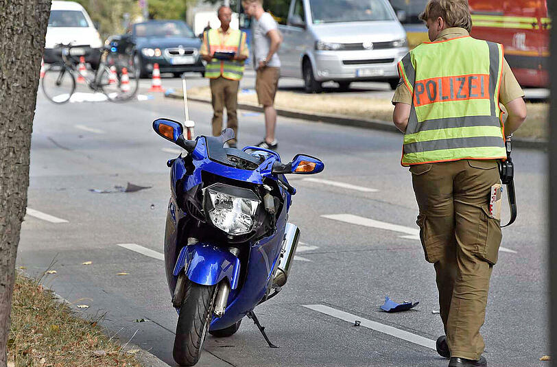 Am Freitag kollidierte ein Motorrad mit einem Fahrrad.