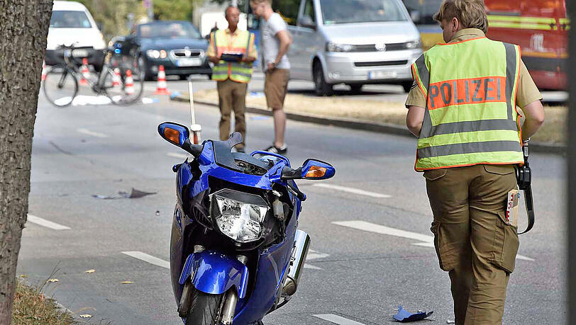 Am Freitag kollidierte ein Motorrad mit einem Fahrrad. Am Freitag kollidierte ein Motorrad mit einem Fahrrad.