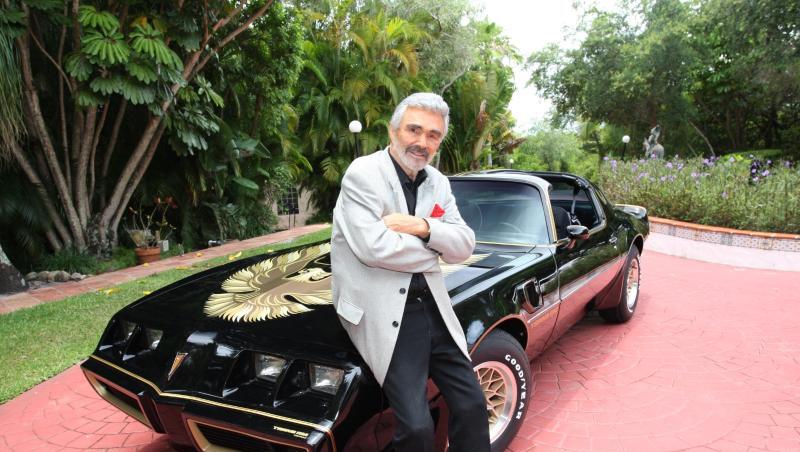 Schauspielers Burt Reynolds steht an seinem schwarz-goldenen Sportwagen der Marke Pontiac Trans Am (1979). Das Auto gehört zu Filmmemorabilien, Kleidungsstücken und Möbeln aus dem Privatbesitz des Schauspielers, die am 15. und 16. Juni in Beverly Hills versteigert werden. Schauspielers Burt Reynolds steht an seinem schwarz-goldenen Sportwagen der Marke Pontiac Trans Am (1979). Das Auto gehört zu Filmmemorabilien, Kleidungsstücken und Möbeln aus dem Privatbesitz des Schauspielers, die am 15. und 16. Juni in Beverly Hills versteigert werden.