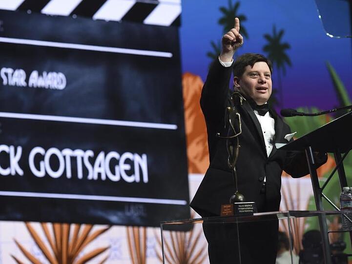 Der Schauspieler Zack Gottsagen nimmt den Rising Star Award für seine Rolle in "The Peanut Butter Falcon" entgegen.