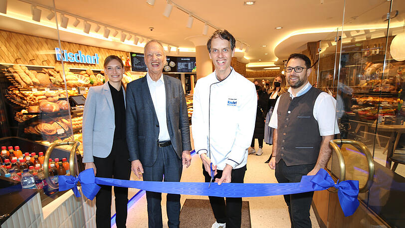 Verkaufsleiterin Nadja Heckl (v.l.), Gerhard und Magnus Müller-Rischart und Filialleiter Nelson Faria da Carvalho bei der Eröffnung.