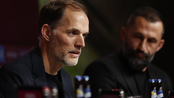 Nach Vorstandsboss Oliver Kahn rücken nun zunehmend auch Sportboss Hasan Salihamidzic (r.) und selbst Neu-Coach Thomas Tuchel in den Fokus der Kritiker.