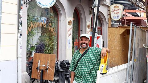 Voll sein Ding: Simon Pearce vor seiner Stamm-, Lieblings-, Herzenskneipe, dem Johannis Café am Johannisplatz.