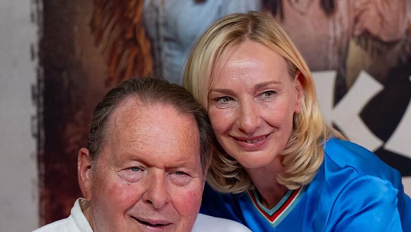 Kabarettist Ottfried Fischer, hier mit seiner Frau Simone, kann nach eigenen Worten mit Moderator Thomas Gottschalk mitfühlen. (Archivbild) Kabarettist Ottfried Fischer, hier mit seiner Frau Simone, kann nach eigenen Worten mit Moderator Thomas Gottschalk mitfühlen. (Archivbild)