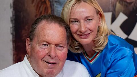 Kabarettist Ottfried Fischer, hier mit seiner Frau Simone, kann nach eigenen Worten mit Moderator Thomas Gottschalk mitfühlen. (Archivbild)