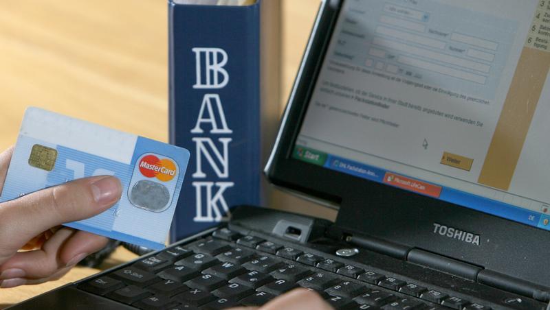 Die Banken stellen aus Sicherheitsgründen die Tan-Verfahren um – nicht jede kostenlos. Die Banken stellen aus Sicherheitsgründen die Tan-Verfahren um – nicht jede kostenlos.