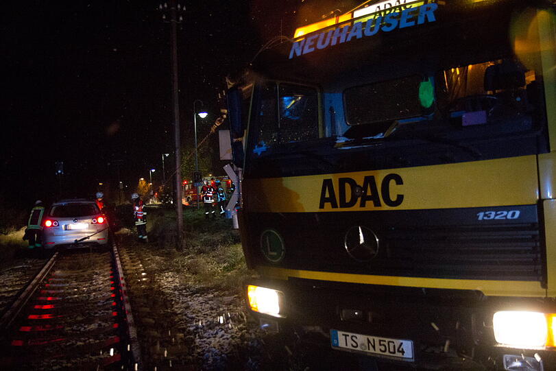 Einfach mitten auf die Gleise gelenkt: Ein Wagen steckt am Samstagabend auf den Schienen fest. Über eine Stunde dauerte die Bergung. Der Zugverkehr war gesperrt.