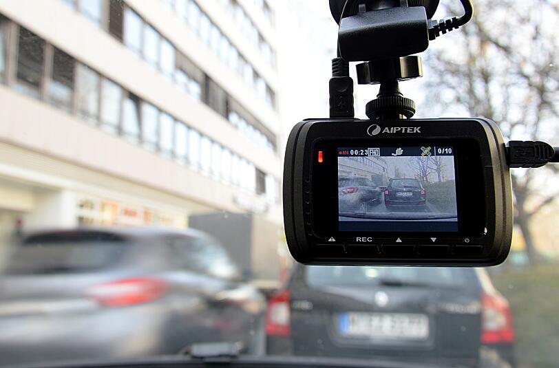 Sogenannte Dash-Cams werden auch in Deutschland immer beliebter.
