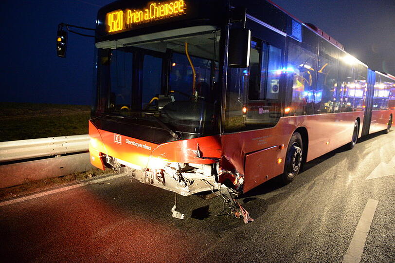 Ein Linienbus und zwei Autos sind am Montag bei Grabenstätt (Kreis Traunstein) zusammengestoßen. Die Bilder von der Unfallstelle.