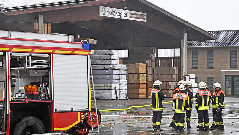In dem Sägewerk der Firma Holzkogler hat es am Sonntagmorgen gebrannt. Die Ursache ist noch nicht bekannt. In dem Sägewerk der Firma Holzkogler hat es am Sonntagmorgen gebrannt. Die Ursache ist noch nicht bekannt.