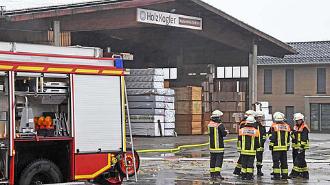 In dem Sägewerk der Firma Holzkogler hat es am Sonntagmorgen gebrannt. Die Ursache ist noch nicht bekannt.