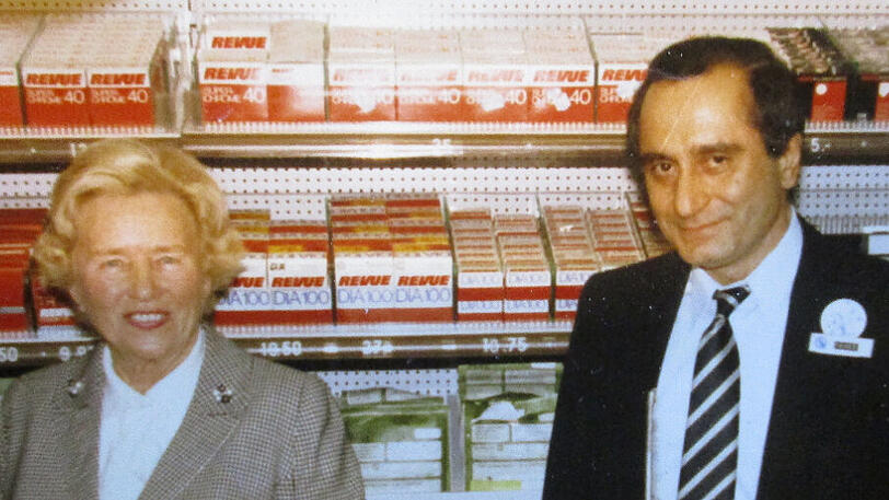 Hoher Besuch: 1980 kam die Quelle-Chefin Grete Schickedanz (&dagger;1994) persöhnlich nach München zur Wiedereröffnung der Quelle-Filiale in der Landwehrstraße. Rechts daneben: AZ-Leser Samir Tamas.