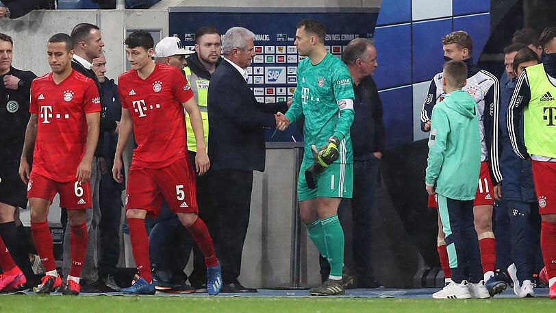 Spielerstreik-Initiator: Bayern-Kapitän Neuer beim Handschlag mit Hoffenheim-Mäzen Hopp nach den Schmähungen der Ultras.
