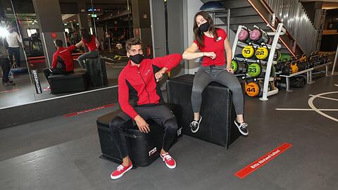 Alexander Gieber (27) und Stephanie McHale (25) von Fitness First lassen nun mit Abstand trainieren. Das heißt auch: Abklatschen ist nicht, höchstens ein Ellebogen-Tippen.
