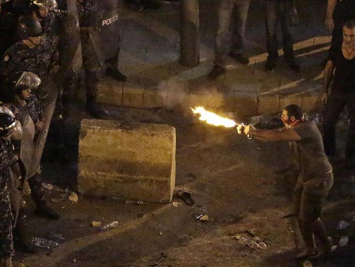 Demonstranten stoßen mit Polizisten.