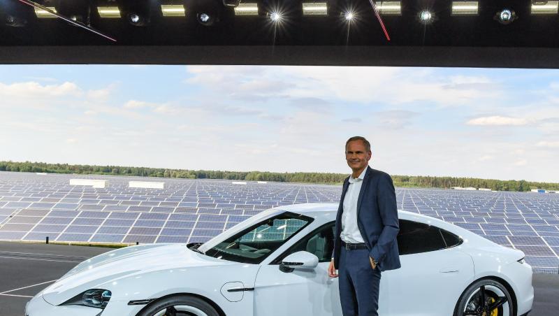 Vorstandsvorsitzender Oliver Blume vor einem Elektromodell des Porsche Taycan. Vorstandsvorsitzender Oliver Blume vor einem Elektromodell des Porsche Taycan.