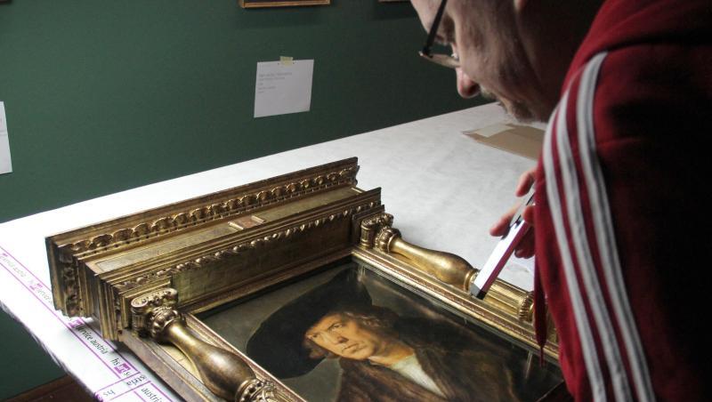 Kurator Christof Metzger beugt sich über das Gemälde "Bildnis eines bartlosen Mannes mit großem Barett" von Albrecht Dürer in der Albertina. Kurator Christof Metzger beugt sich über das Gemälde "Bildnis eines bartlosen Mannes mit großem Barett" von Albrecht Dürer in der Albertina.