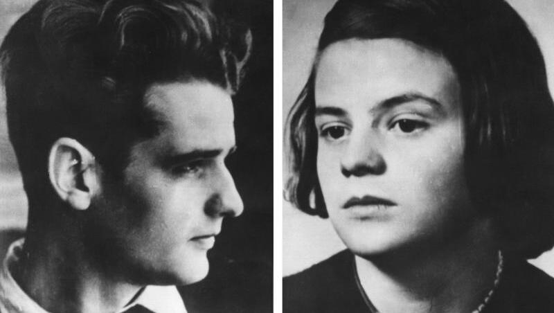 Hans und Sophie Scholl von der Widerstandsgruppe "Weiße Rose" an der Münchner Universität. Hans und Sophie Scholl von der Widerstandsgruppe "Weiße Rose" an der Münchner Universität.