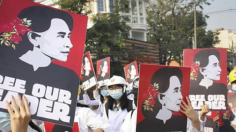 Studenten halten Bilder der abgesetzten myanmarischen Führerin hoch: Aung San Suu Kyis Aufenthaltsort ist derzeit unbekannt - das Militär habe sie an einen unbekannten Ort gebracht, berichten Medien.