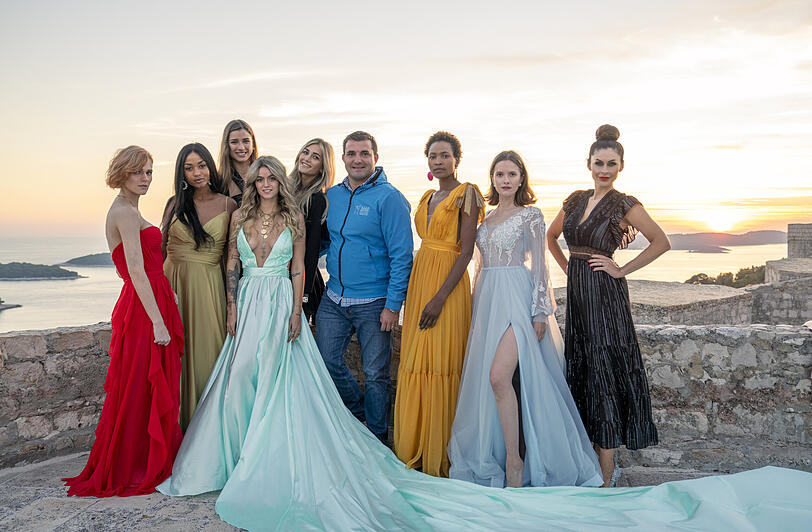 Petar Razovic inmitten der Models