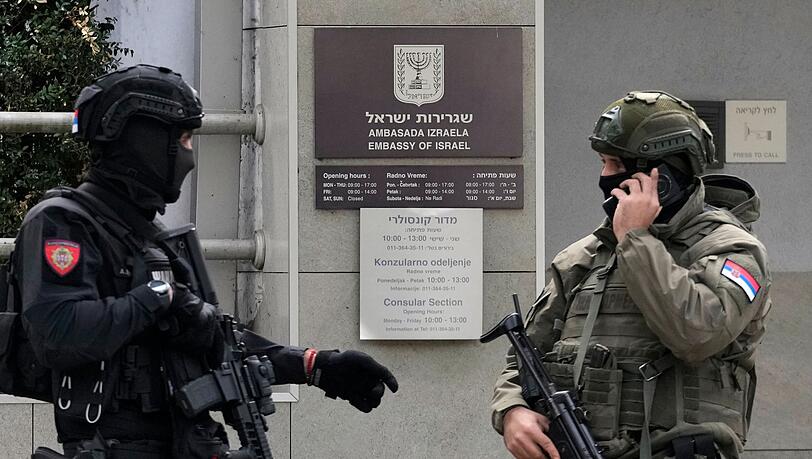 Ein junger Serbe griff mit Messern einen Polizisten vor der israelischen Botschaft in Serbien an, der ihn schließlich erschoss. Ein junger Serbe griff mit Messern einen Polizisten vor der israelischen Botschaft in Serbien an, der ihn schließlich erschoss.