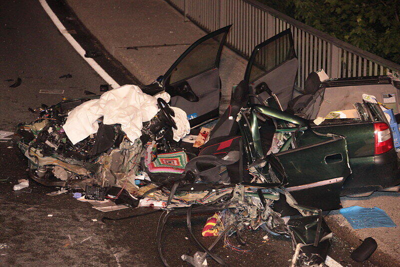 Bei einem Horror-Unfall in der Nähe von Altötting wurde dieses Auto völlig zerfetzt.