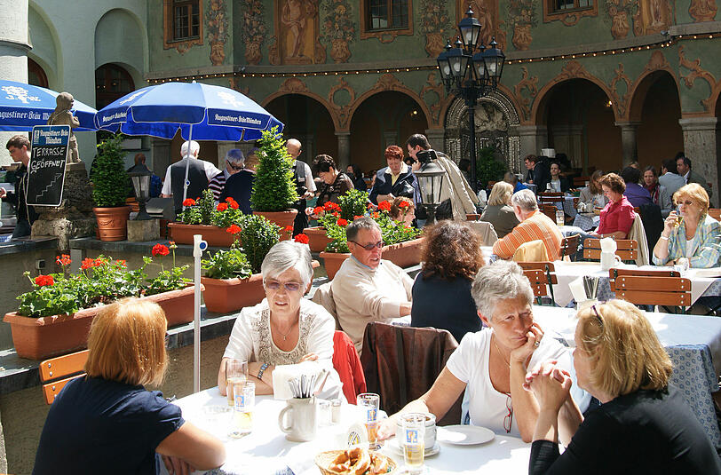 Der alte Wirtsgarten im Hof mit den herausgeputzten Arkaden ist in München fast einmalig.