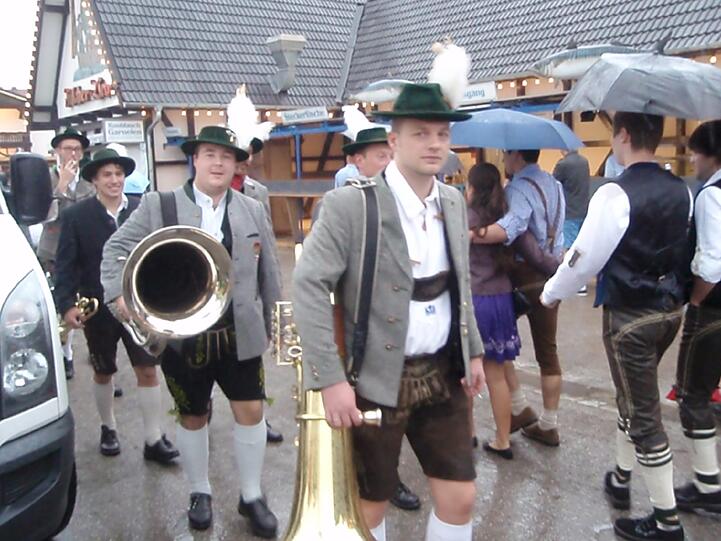 Trotz Sauwetter und Regen warten bereits viele Wiesngänger auf den Wiesnanstich. Der Kampf um den Platz im Bierzelt beginnt schon am frühen Morgen. Die ersten Bilder.