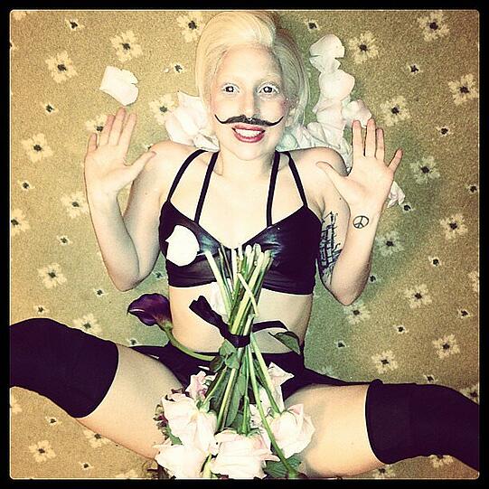 ...dann Blumen zwischen den Beinen.