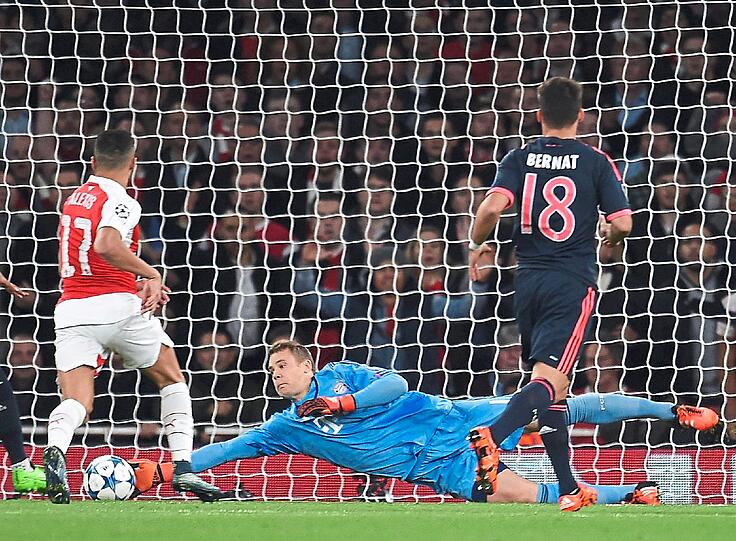 MANUEL NEUER: NOTE 4.
Weltklasse-Reflex gegen Walcott, dessen Kopfball aus dem Fünfmeterraum der Torhüter mitlinks parierte (33.) &ndash; the German wall. Dann der üble Patzer beim 0:1.