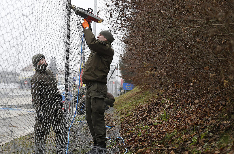Soldaten des österreichischen Bundesheeres beim Montieren des Zauns.