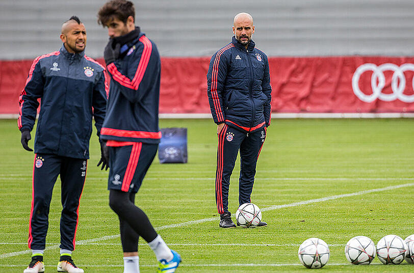 Martinez und Vidal, im Hintergrund Pep Guardiola als stiller Beobachter.