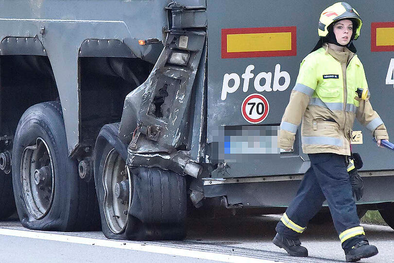 Die Bilder vom Unfall auf der A8, bei dem ein Mercedes mit einem Sattelzug kollidierte.