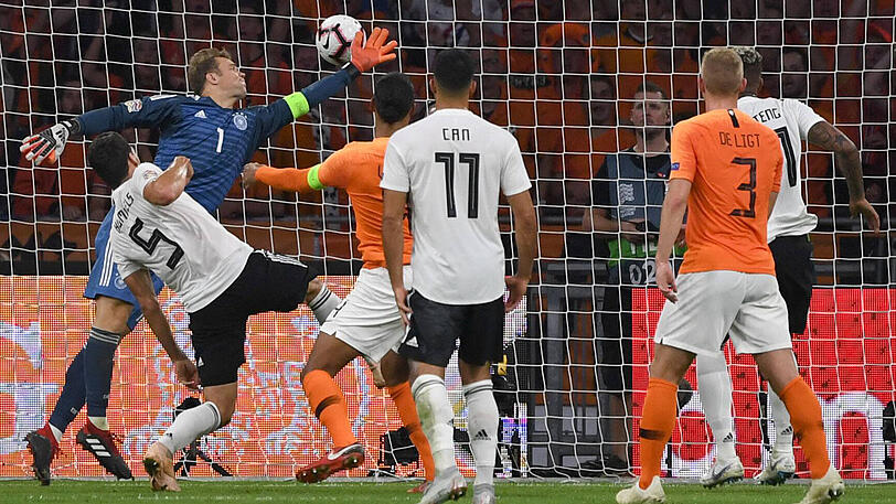 Geschlagen: Mats Hummels (li.), Manuel Neuer (Mi.) und Jerome Boateng (re.) in den Niederlanden.